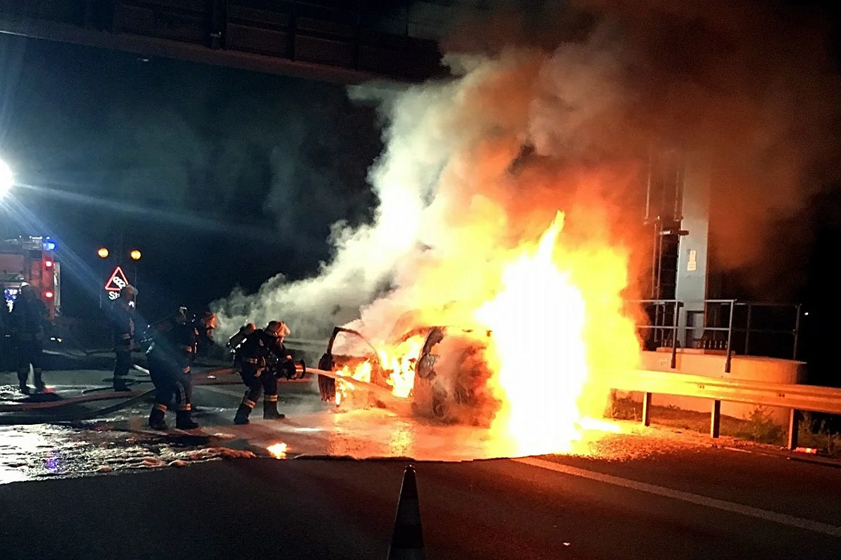 Rheinhessen HE - Audi geht auf der A61 in Flammen auf