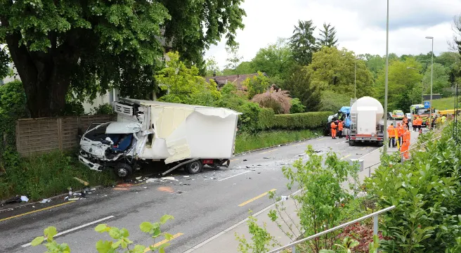 Frontalkollision in Rorbas - Mann schwebt in Lebensgefahr
