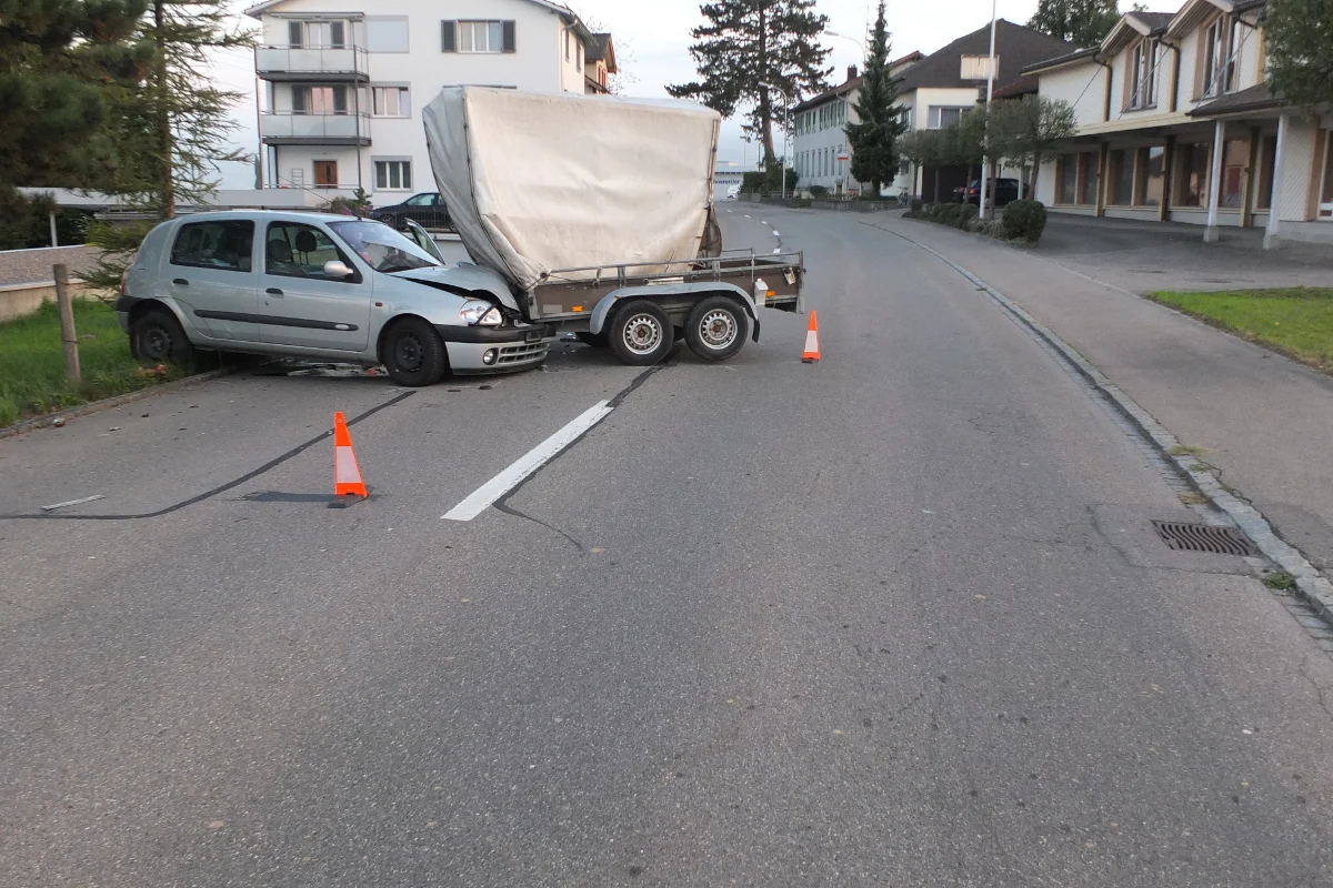 Auto fährt in Gossau auf Lieferwagen auf