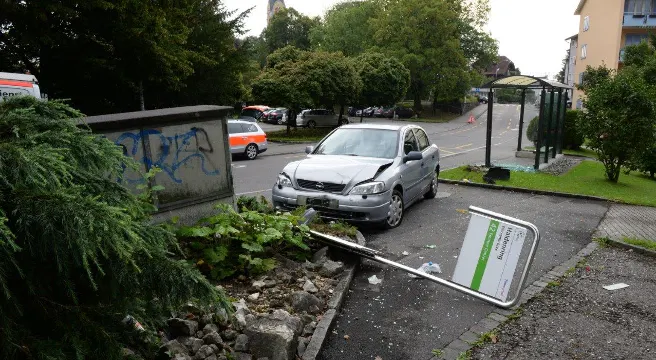 Emmenbrücke: Angetrunken gegen Bushäuschen gebrettert