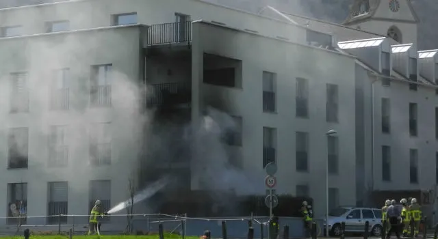 Schübelbach: Brand auf Sitzplatz