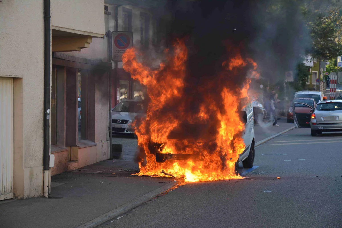 Dornach SO - Lieferwagen brennt lichterloh