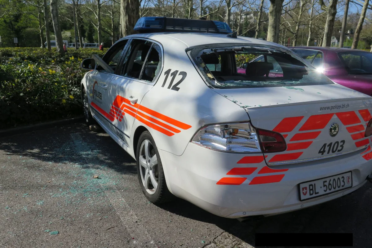 Update - FCB-Fans fackeln Polizeiauto ab