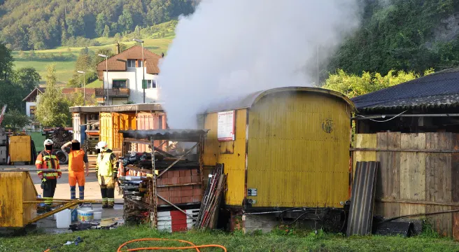 Brennender Baumaterialwagen in Zullwil