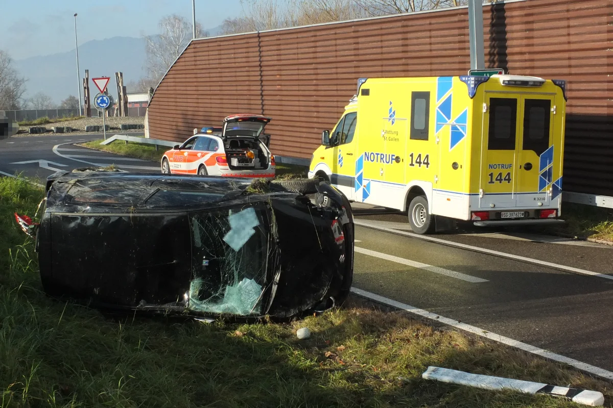 Diepoldsau SG - Fahrzeug bei Autobahnausfahrt überschlagen