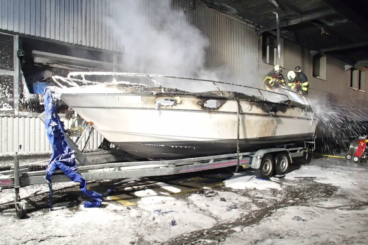Reinach AG - Grosser Sachschaden nach Vollbrand eines Bootes