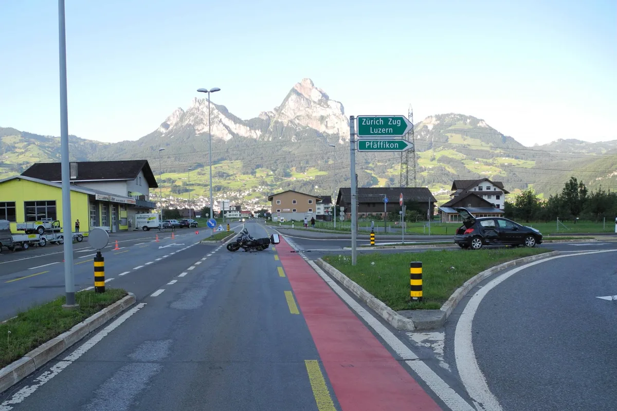 Brunnen SZ: Kollision zwischen Motorrad und PW