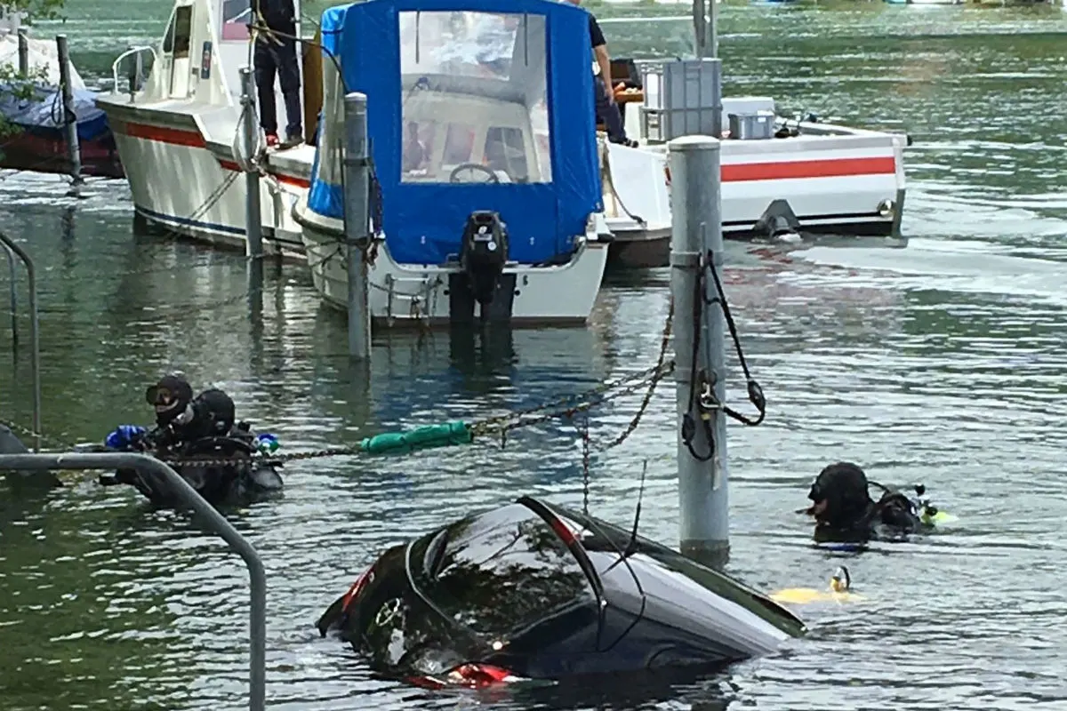 Nidau BE - Parkiertes Auto rollt in Kanal