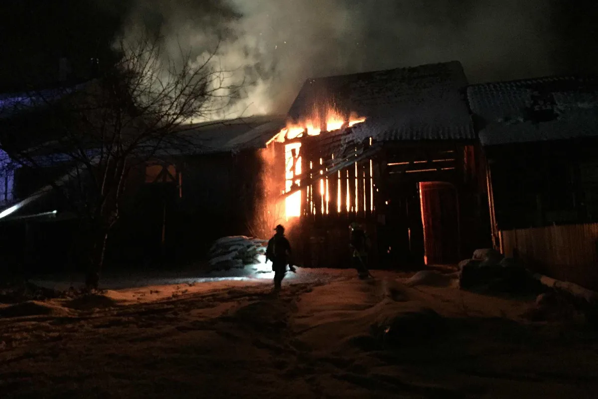 Le Pâquier FR - Feuer beschädigt zwei Scheunen