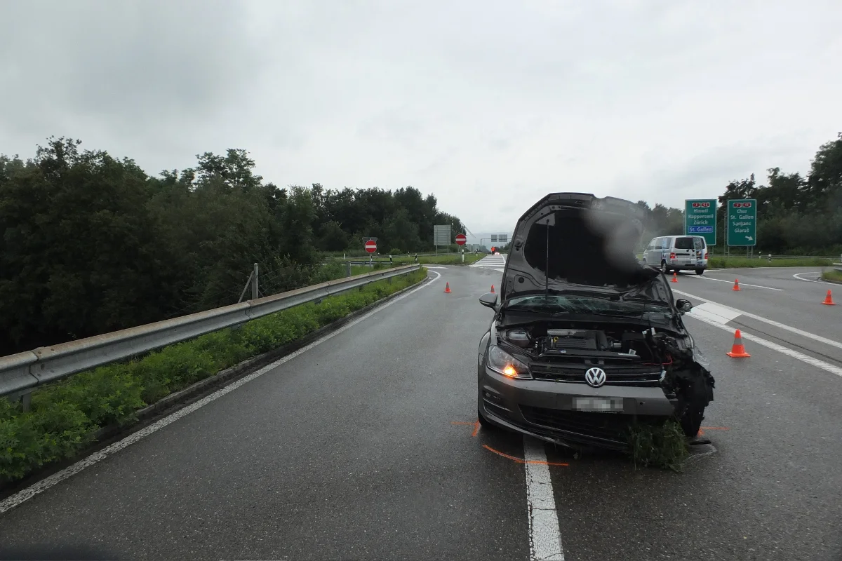 Benken: Traktor braust in Bahnschranken