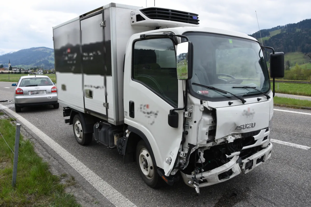 Ebnat-Kappel SG - Lieferwagenlenker nimmt junger Autofahrerin die Vorfahrt