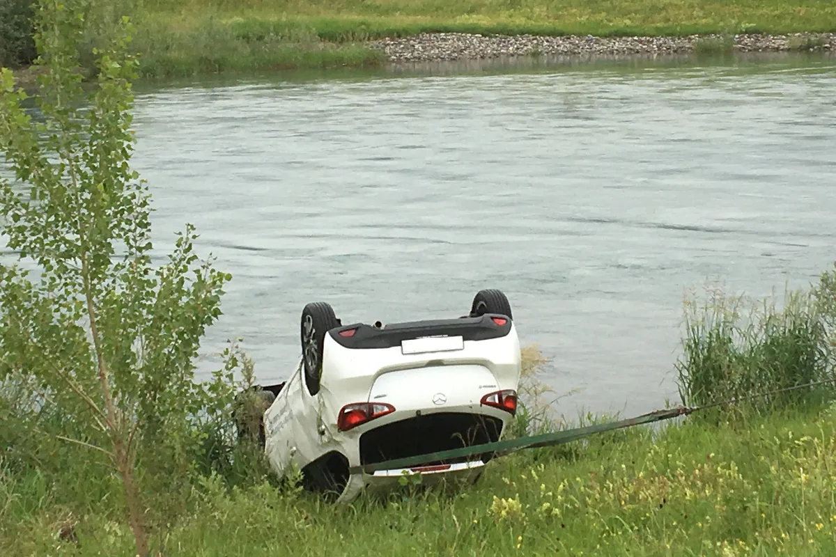 Bilten GL - Auto aus dem Linthkanal geborgen