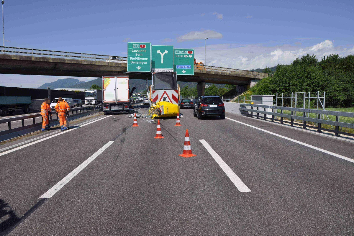 Härkingen: Lastwagen prallt auf der A1 in Unterhaltsfahrzeug