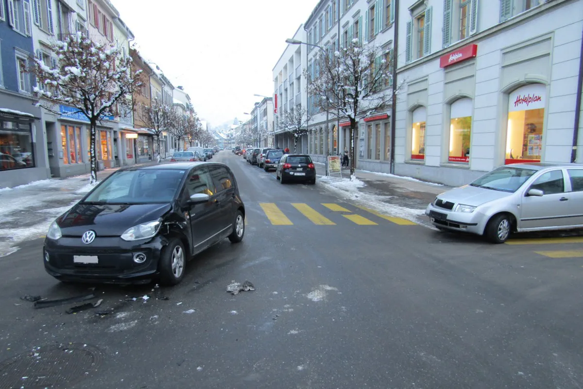 Glarus GL - Kollision auf der Hauptstrasse