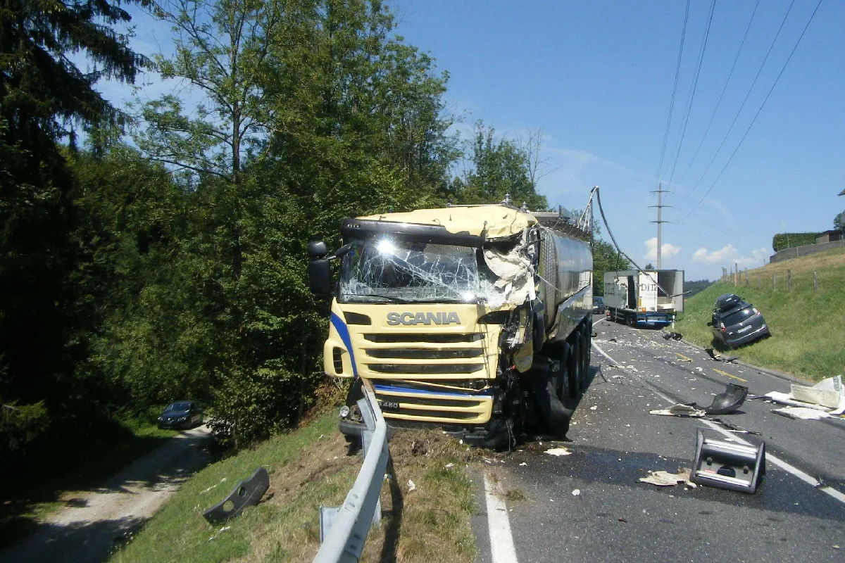 Heftiger Lastwagen-Crash in Düdingen