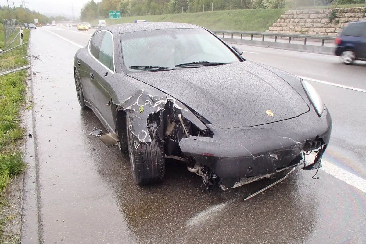 Mägenwil / A1: Mit Porsche in den Wildschutzzaun geprallt