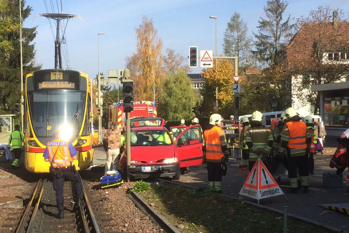Arlesheim: Crash zwischen Tram und Auto fordert eine Verletzte