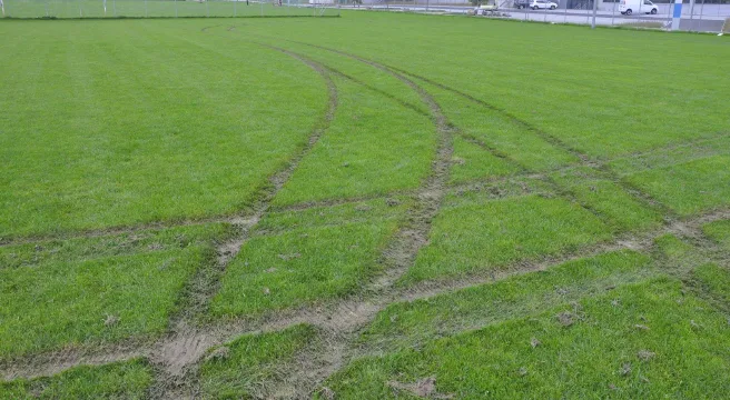 Unbekannter kurvt in Trimbach auf Fussballplatz herum