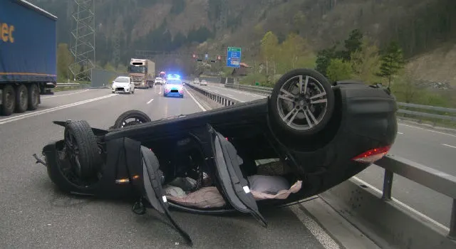 In Amsteg mit Leitplanke kollidiert