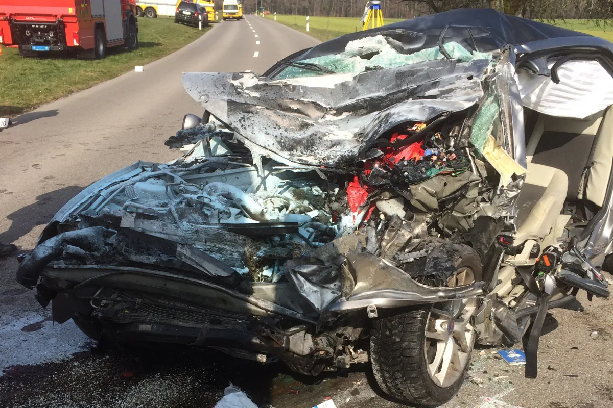 Toter bei Frontalcrash in Trüllikon