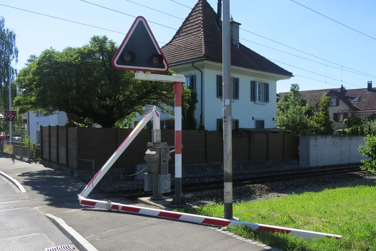 Mit Bahnschranke kollidiert - Fahrerflucht in Reinach