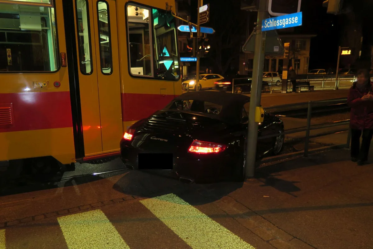 Porsche stösst in Binningen mit Tram zusammen