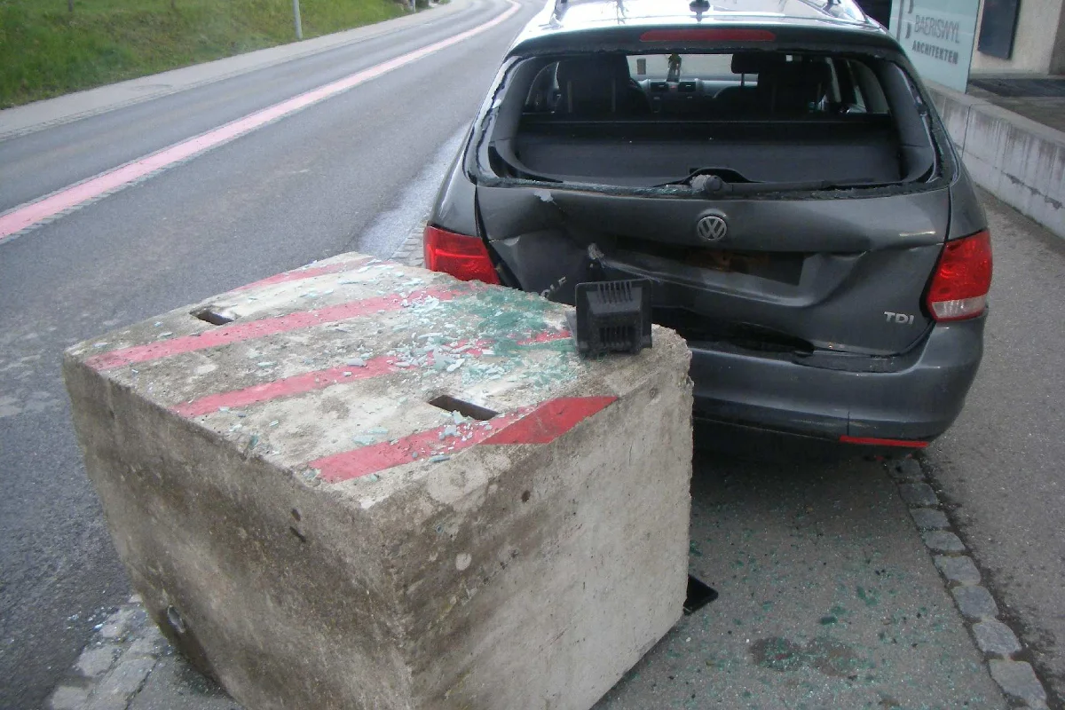 Sachbeschädigung in Alterswil - Betonelement landet auf Auto