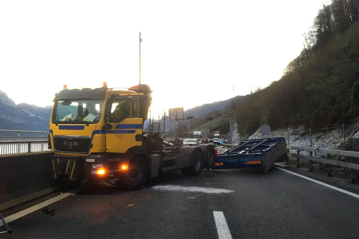 Mühlehorn GL - Verkehrsbehinderungen mit Rückstau auf der A3