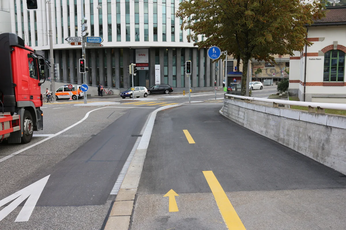 St. Gallen SG - Randstein touchiert und gestürzt