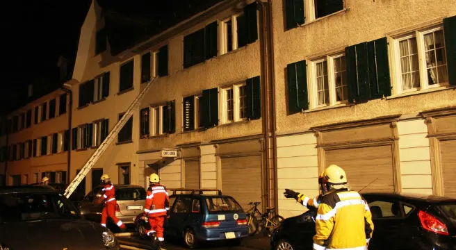 Brand in Glarus! 18-Jährige mit Rauchvergiftung ins Spital eingeliefert