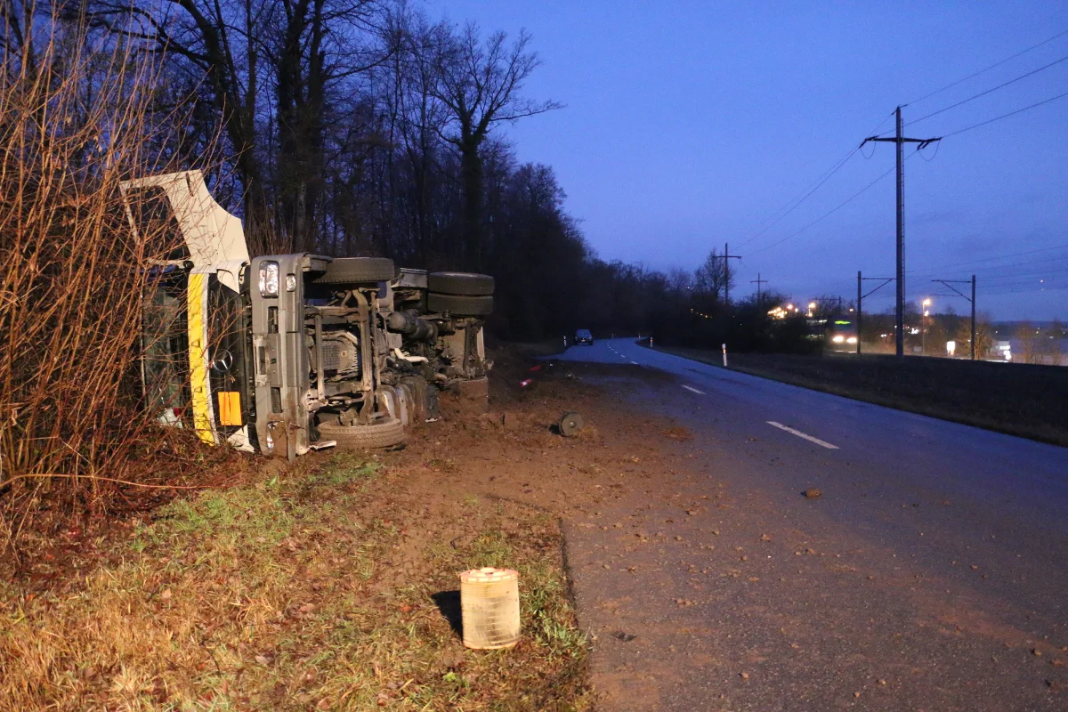 Tanklastwagen in Rümlang auf die Seite gekippt