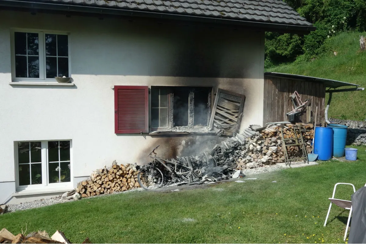 Montlingen SG - Scheiterhaufen in Brand geraten