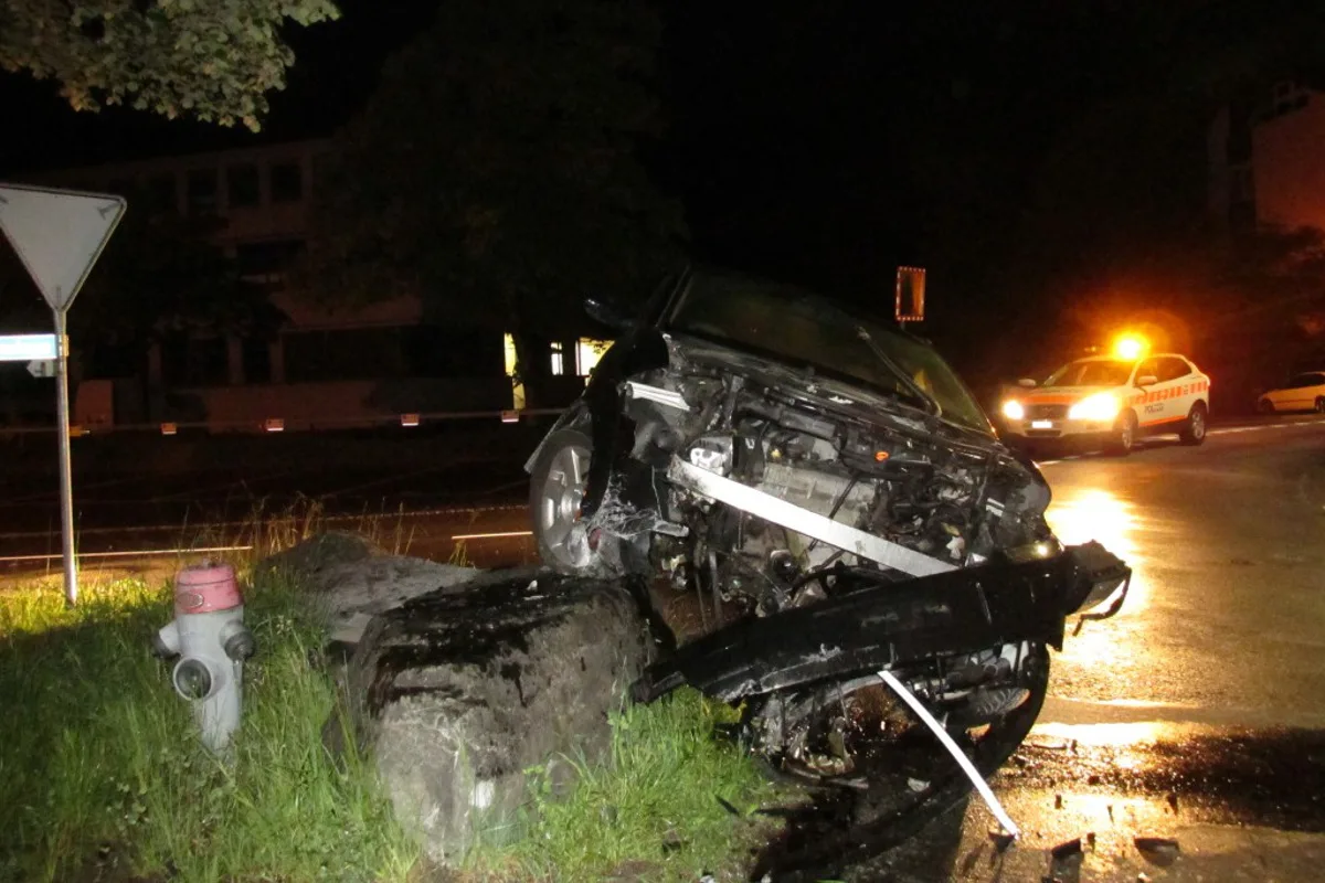 Betrunkener Autofahrer crasht in Mollis gegen Stein