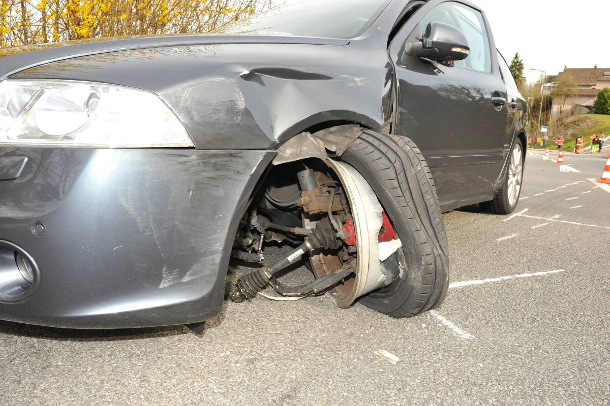 Autos kollidieren in Fällanden