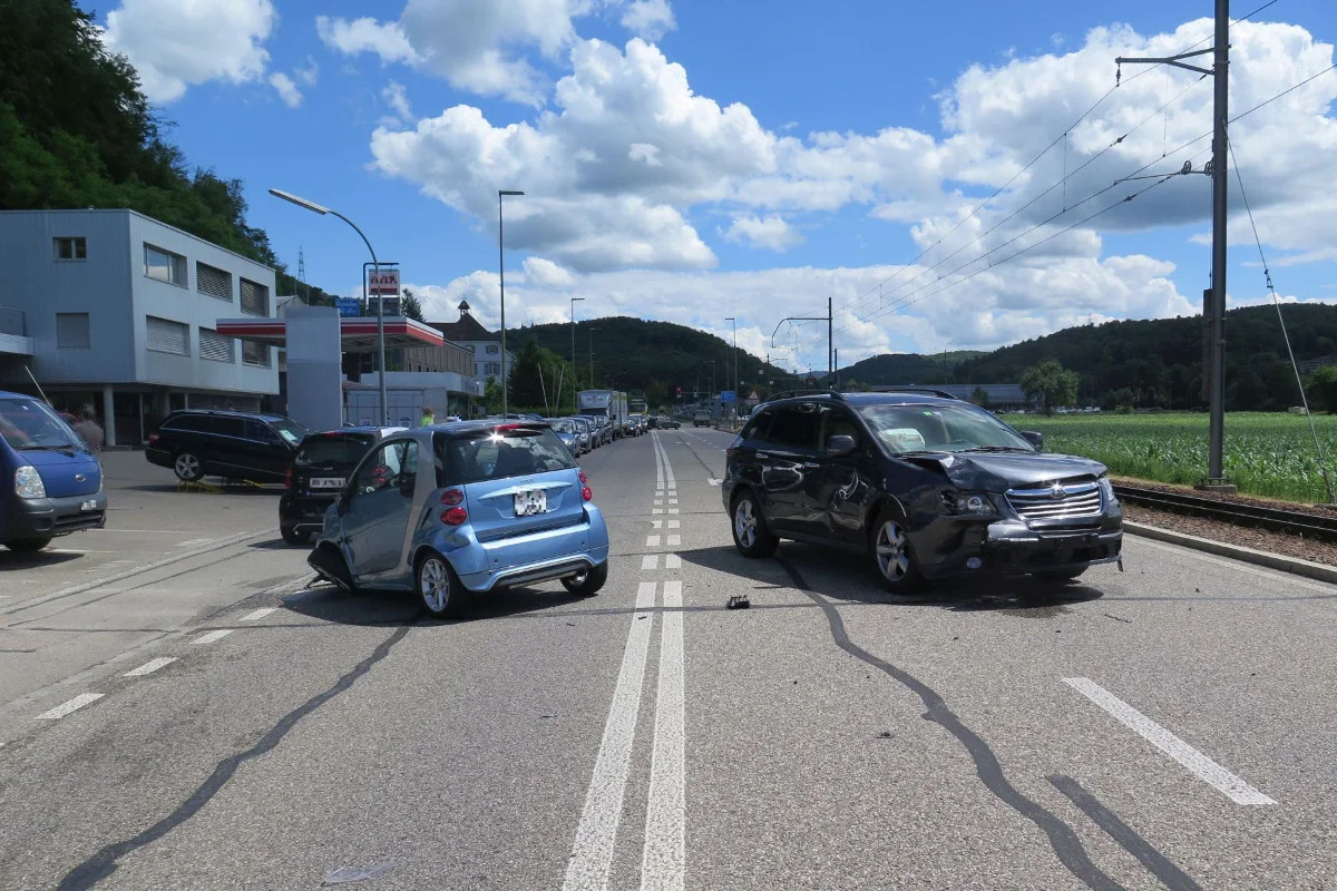 Bubendorf BL - Crash zwischen drei Fahrzeugen