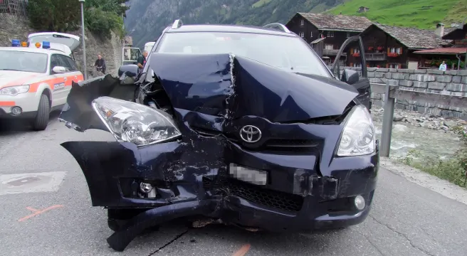 In Vals frontal in Mauer gefahren