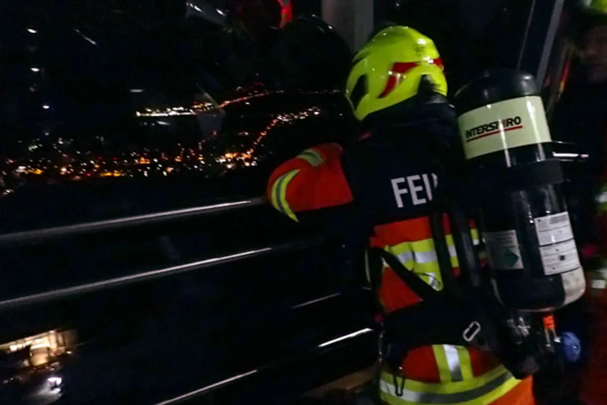 Stanserhorn NW - Brandalarm: Feuerwehr rückt mit Cabrio-Bahn an