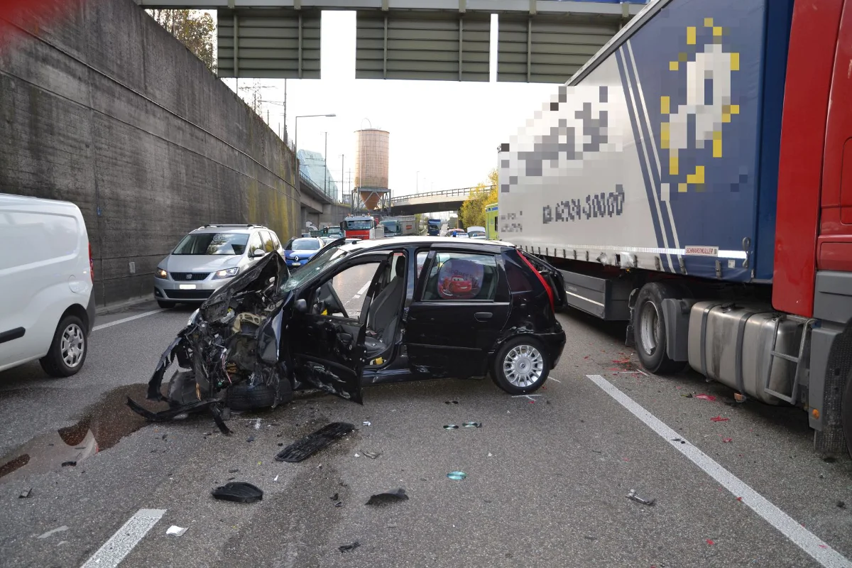 Crash zwischen Auto und zwei Lastwagen in Birsfelden