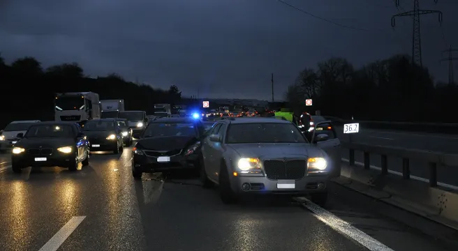 Drei Autos in Auffahrunfall auf der A1 bei Wiedlisbach verwickelt