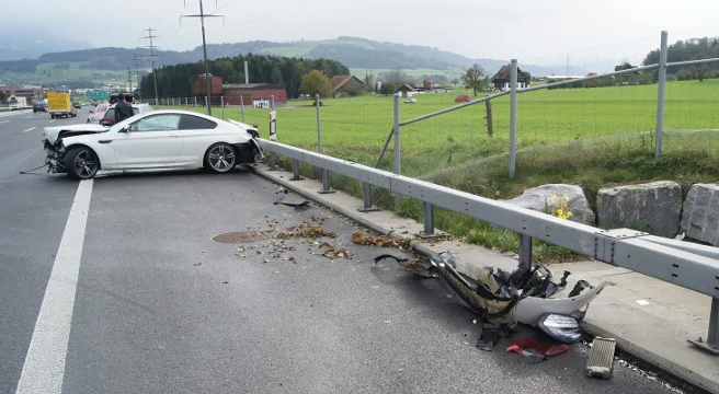 Hoher Sachschaden bei Selbstcrash in Hünenberg