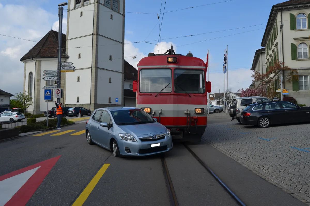 Kollision zwischen Auto und Appenzeller Bahn in Teufen
