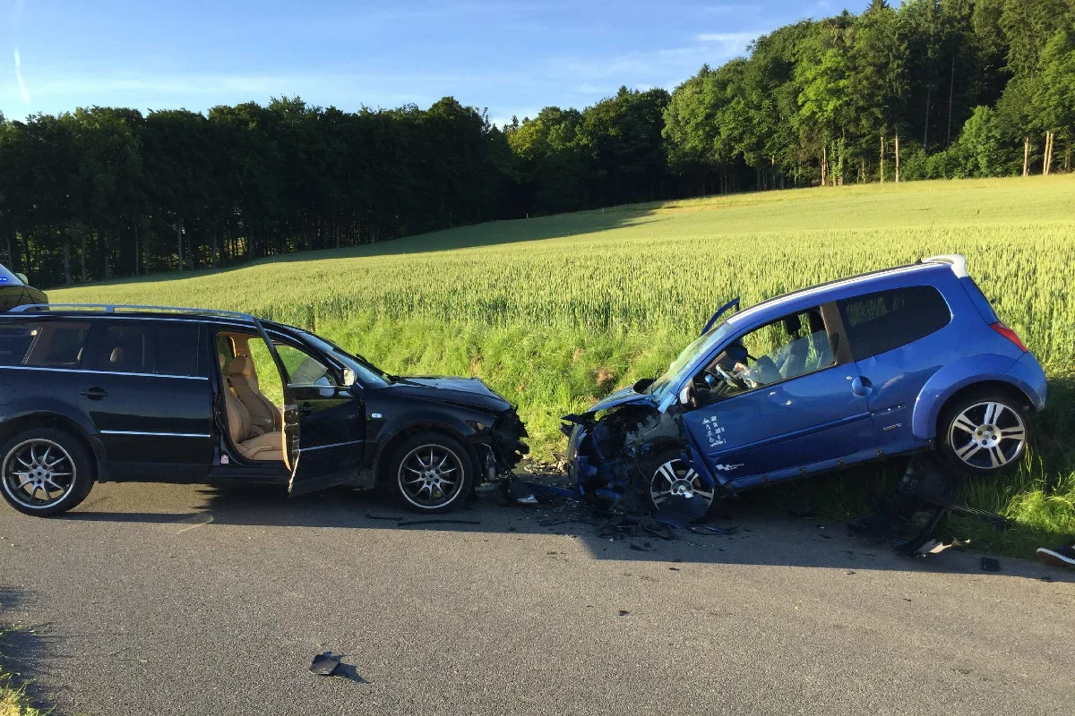Rue FR - Frontalcrash fordert fünf Verletzte