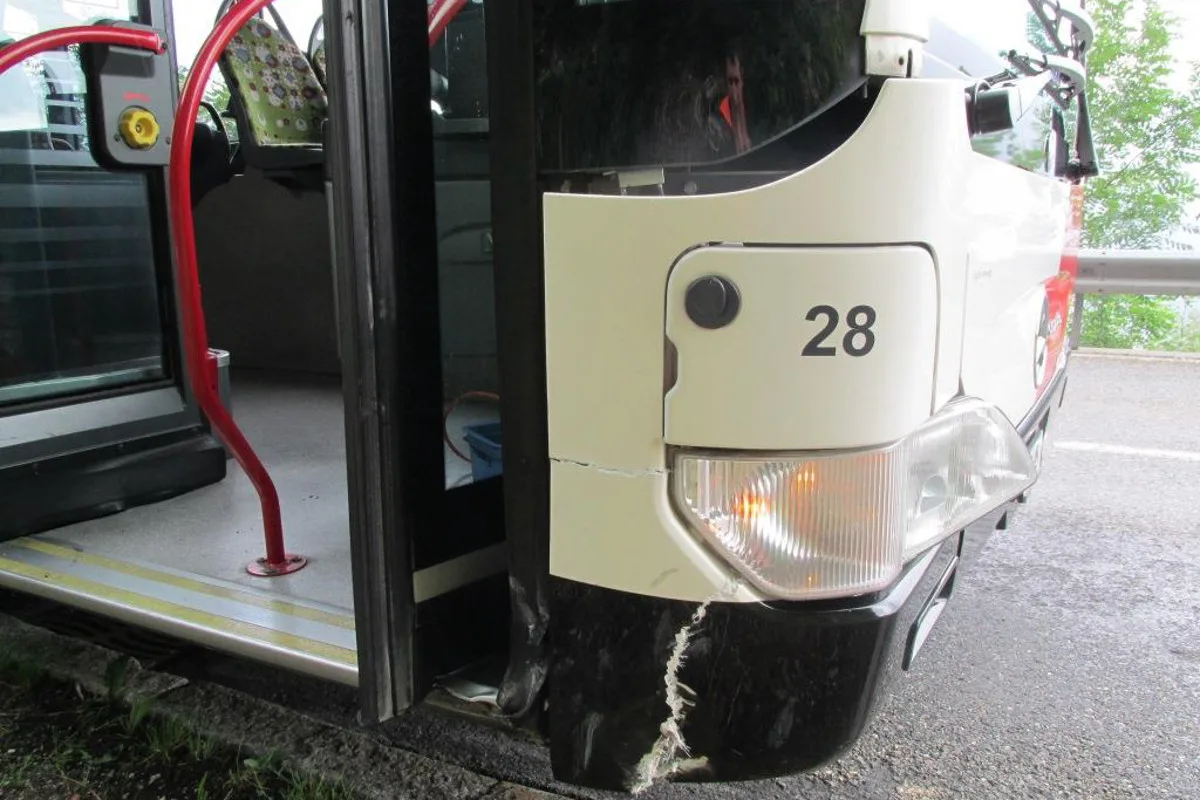 Mollis GL - Crash zwischen Bus und landwirtschaftlichem Motorkarren