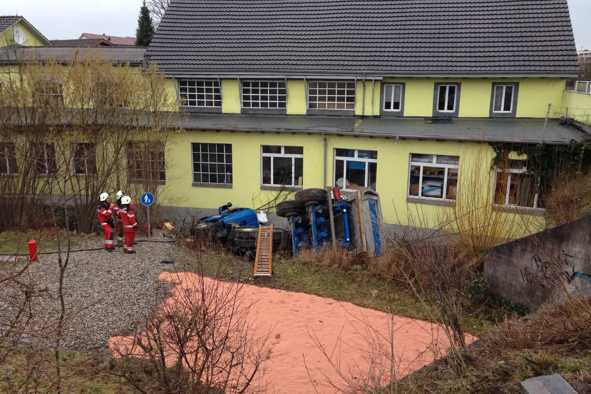 Chauffeur bei Alleinkollision in Urdorf unbestimmt verletzt
