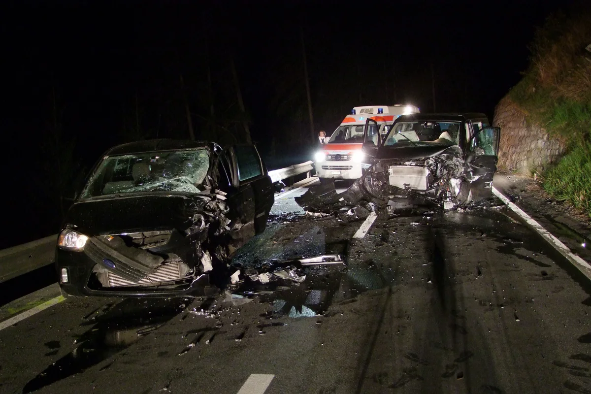 Zernez GR - Mehrere Verletzte bei heftigem Frontalcrash