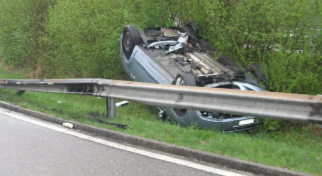 A3 Richtung Schmerikon: Auto überschlägt sich