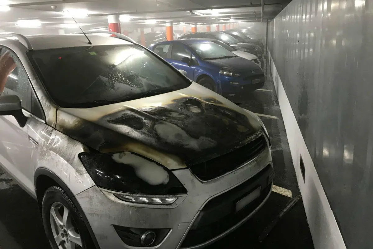 Bern BE - Auto im Insel-Parking in Brand geraten