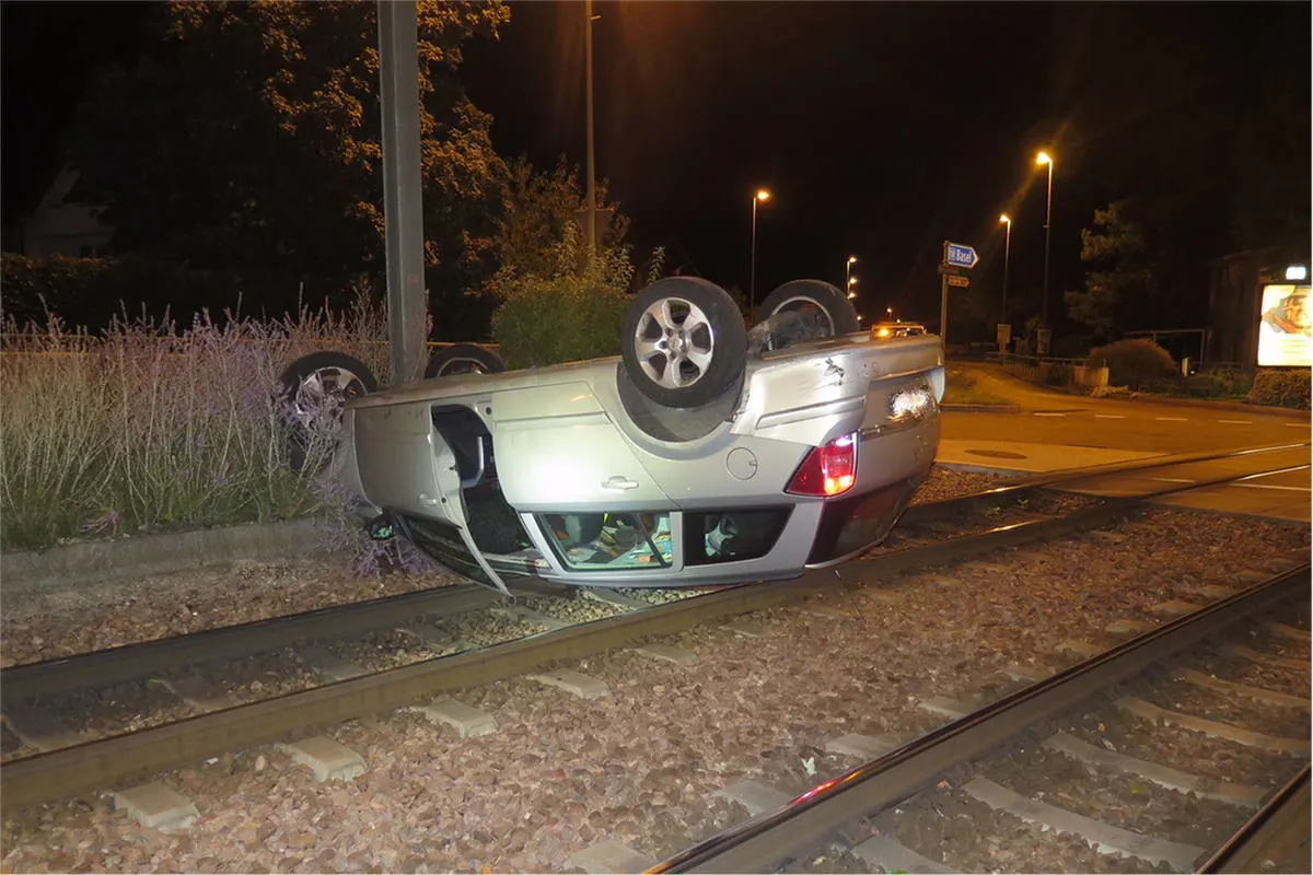 Münchenstein BL - Personenwagen landet bei Selbstunfall auf dem Dach