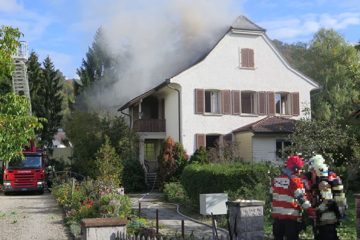 Lausen: Brand in Einfamilienhaus erfordert Feuerwehreinsatz