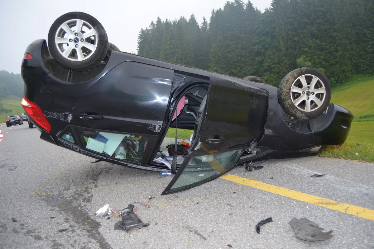 Bei Selbstcrash in Schwellbrunn auf Dach gelandet